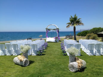 Boda exterior en playa lila