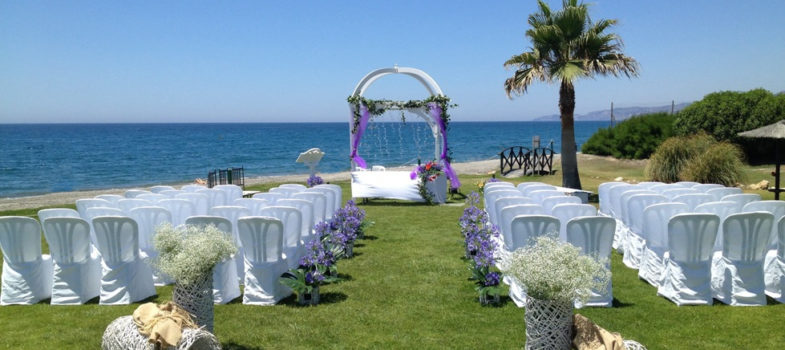 Boda exterior en playa lila