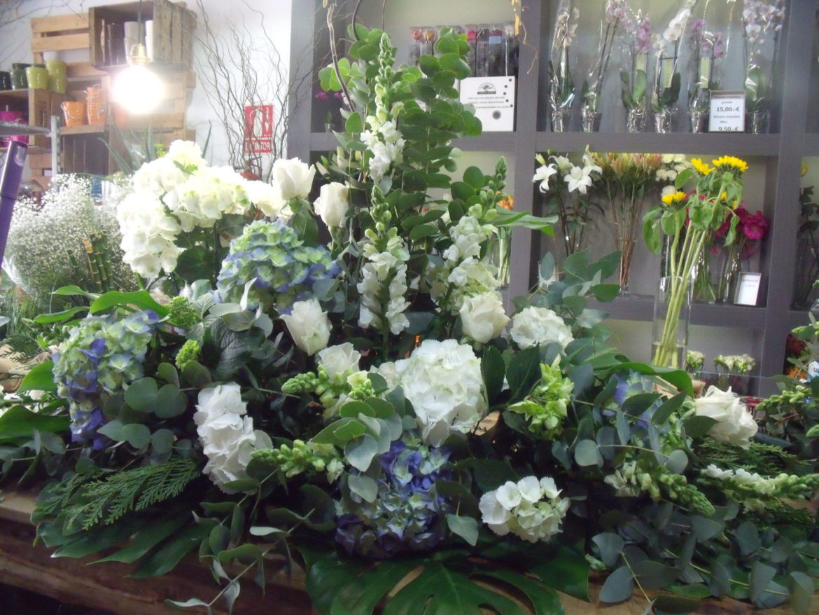 Ramos de rosas con palmera lateral