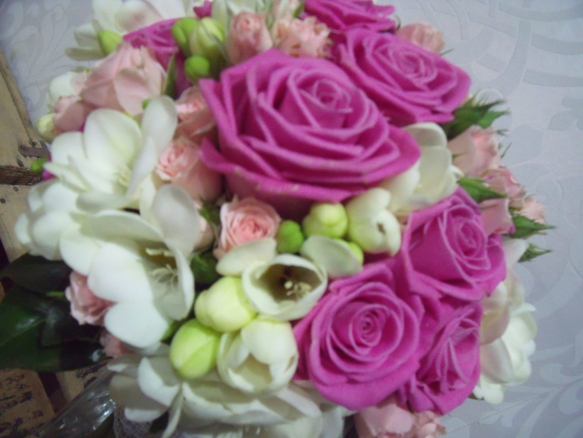 Ramo colorido con rosas de color rosa