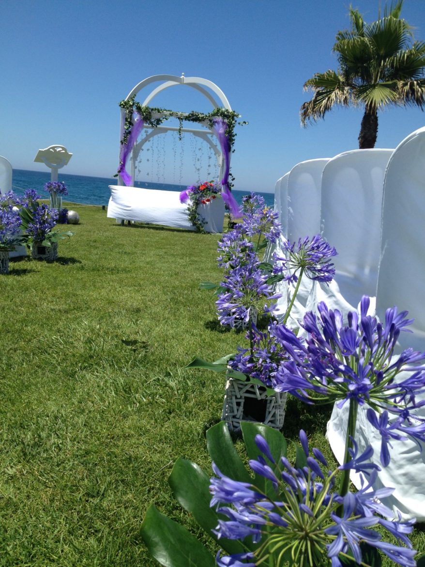 Decoración pasillo boda lila exterior