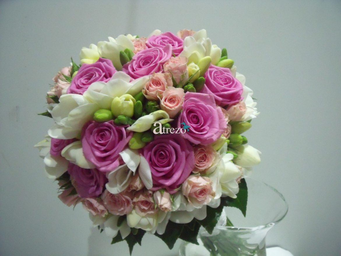 Rosa con toques blancos y verdes zoom