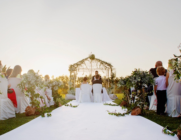 Decoracion Flores Blancas Altar Y Pasillo Boda Civil 3