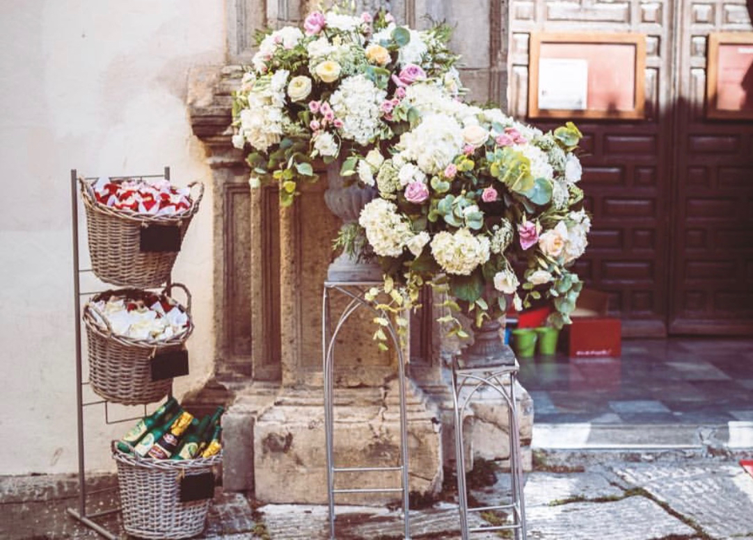 Flores En La Puerta De La Iglesia Boda Catolica Granada
