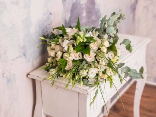 Ramo Variado Premium De Flores En Tonos Blancos