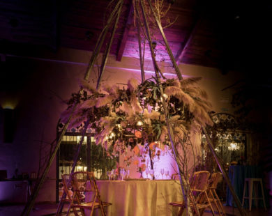 Cabaña de ramas para decorar una mesa de novios en boda