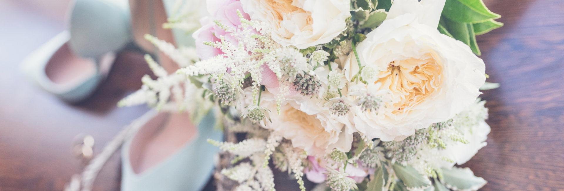 Ramo de novia con flores blancas y rosas - Atrezo Floristas